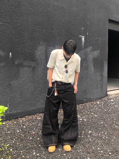 Clean Fit 特殊剪裁 輕薄丹寧 牛仔彎刀褲 - 1C11