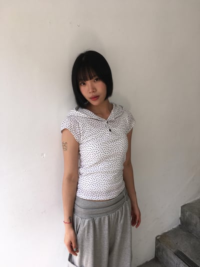 可愛滿天星 亨利領 鈕扣 連帽 短袖 - 4C9