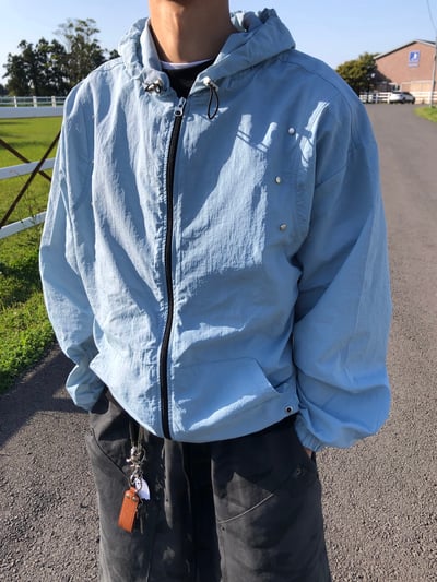 現代街頭 弧形卯釘 夏季風衣 連帽外套 - 3C9