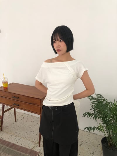 性感斜肩 鈕扣設計 修身 短袖上衣 - 2C8