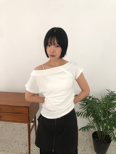 性感斜肩 鈕扣設計 修身 短袖上衣 - 2C2