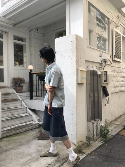 美式風 漸層刷色 斜切線造型 反折 牛仔短褲 - 2C15