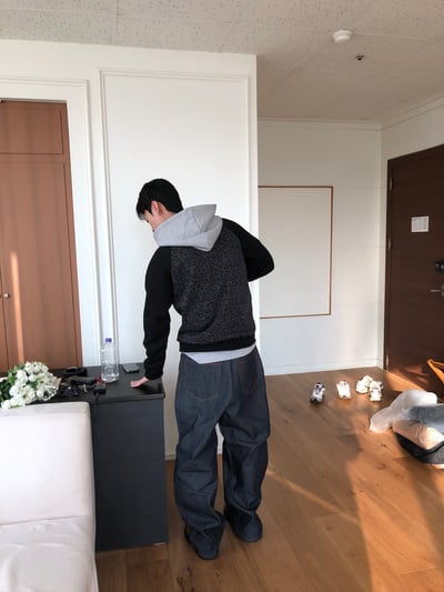 日系潮男 紅色縫線 拉鏈細節 牛仔寬褲 - 2C18