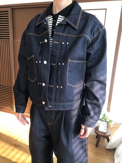 秋冬首選 卯釘細節 多層褶皺 短版 原牛外套 (set-up) - 2C14