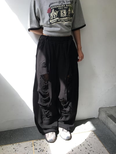 街頭鬆弛感 刷破設計 寬鬆 弧形棉褲  - 2C2