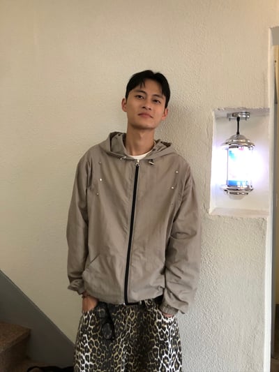 現代街頭 弧形卯釘 夏季風衣 連帽外套 - 3C4