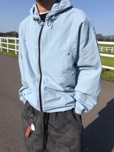現代街頭 弧形卯釘 夏季風衣 連帽外套 - 3C18