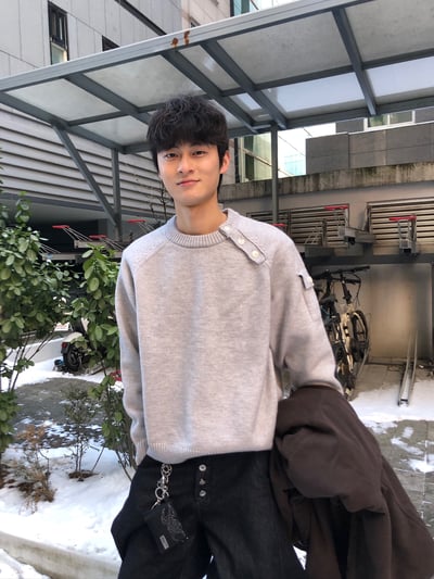 領口斜線 鈕扣 微短版 工裝 針織衫 - 3C3