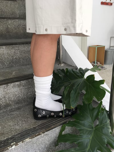 韓系酷帥風 簍空卯釘 皮革 娃娃鞋 - 1C4