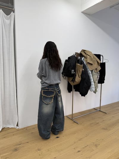 漸層水洗 鑲式卯釘 大口袋 牛仔寬褲 - 2C12