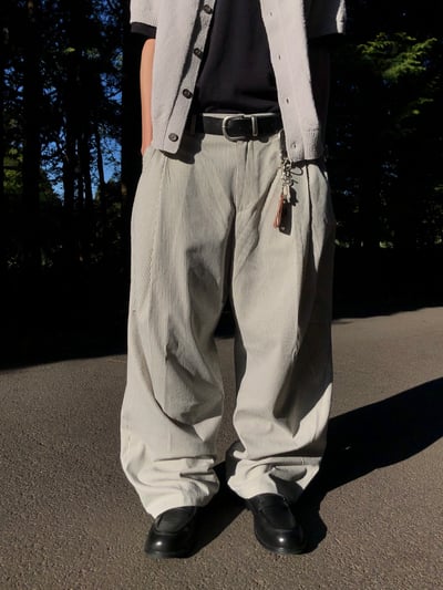 Lanson 俐落剪裁 抓皺割線 細條紋 寬褲 - 2C17