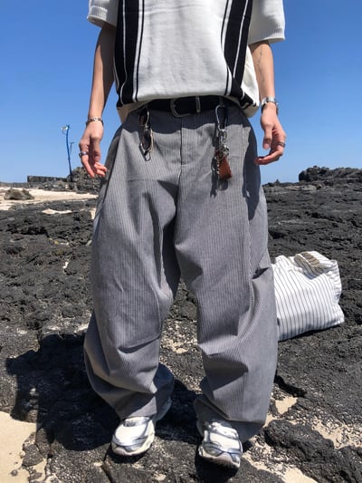 Lanson 俐落剪裁 抓皺割線 細條紋 寬褲 - 2C2