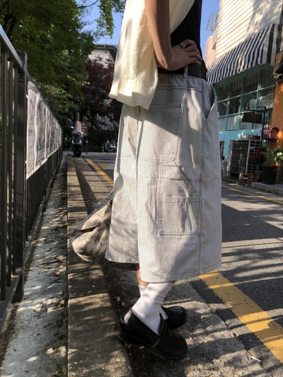 歐美休閒 俐落版型 細條紋 寬版 工裝短褲 - 2C6