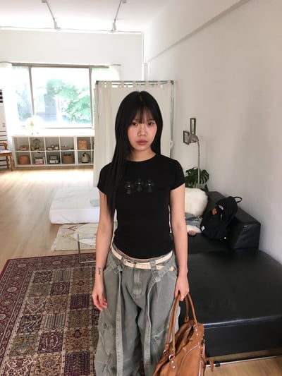 美式十字架 刺繡造型 貼身短版 短袖 上衣 - 2C3