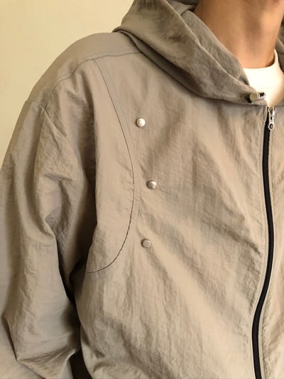 現代街頭 弧形卯釘 夏季風衣 連帽外套 - 3C6