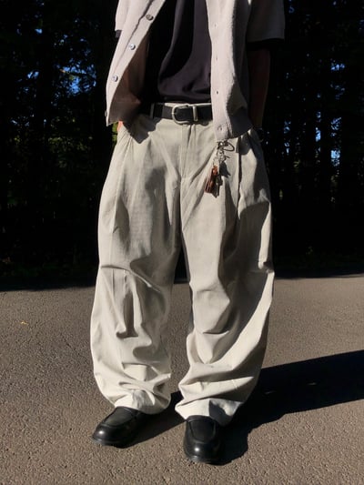 Lanson 俐落剪裁 抓皺割線 細條紋 寬褲 - 2C13