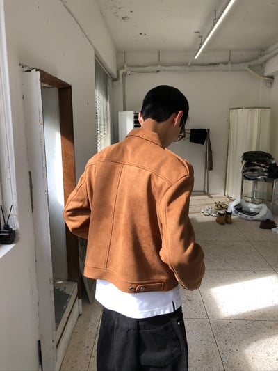 簡約幹練 絨面革 名牌質感 短版 神衣 夾克 - 2C9