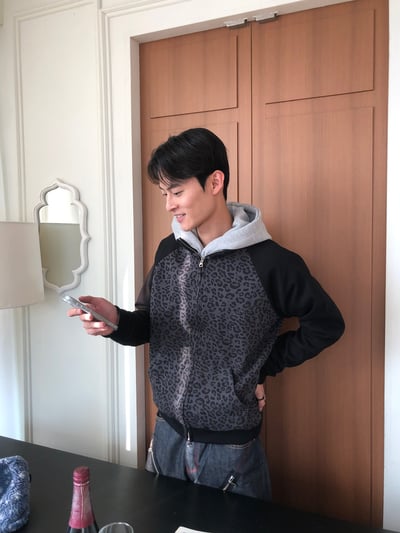 一枝獨秀 街頭氛圍 豹紋配色 微短版 外套 - 2C4