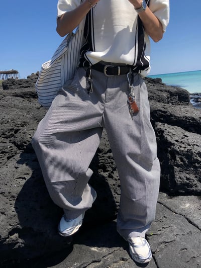 Lanson 俐落剪裁 抓皺割線 細條紋 寬褲 - 2C18