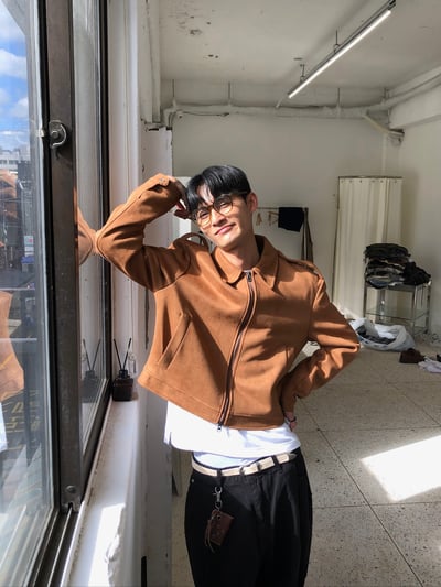 簡約幹練 絨面革 名牌質感 短版 神衣 夾克 - 2C1