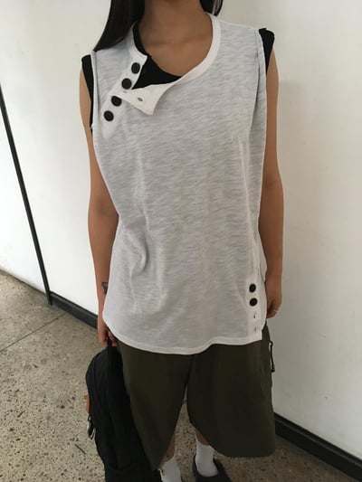 清爽酷夏 街頭鈕扣 斜線設計 背心 - 4C5
