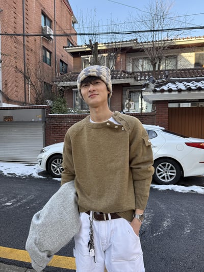 領口斜線 鈕扣 微短版 工裝 針織衫 - 3C2