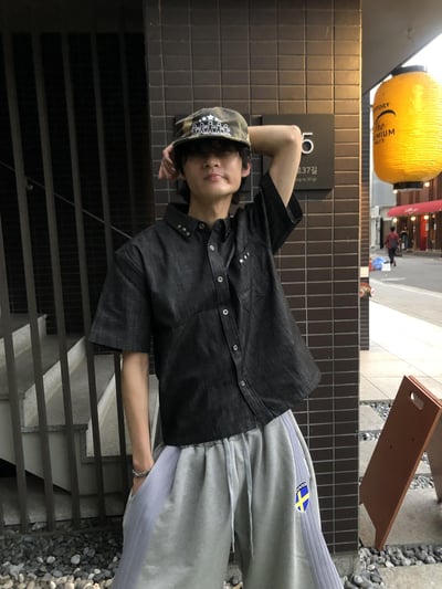 經典美式街頭 合身 卯釘牛仔 短版襯衫 - 2C6