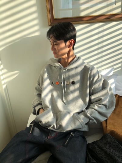 街頭鬆弛 多色鈕扣 寬版 帽T 長袖 - 3C13