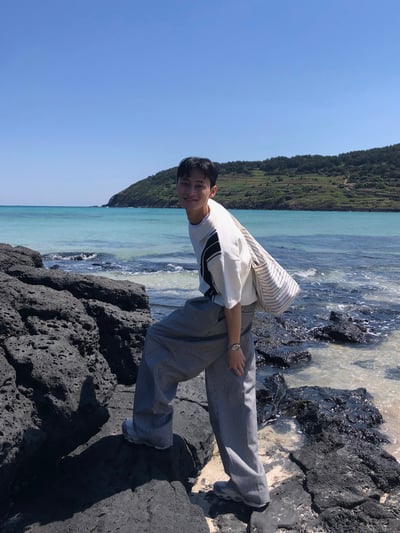 Lanson 俐落剪裁 抓皺割線 細條紋 寬褲 - 2C16