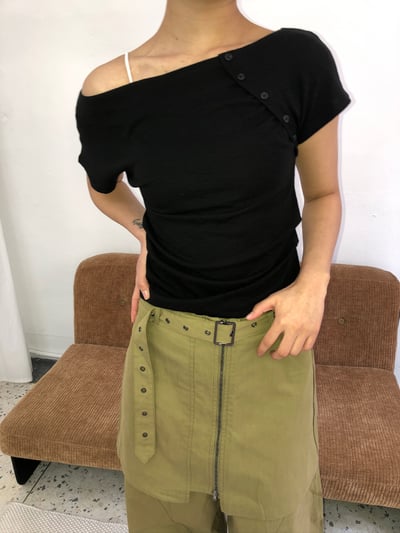 性感斜肩 鈕扣設計 修身 短袖上衣 - 2C3