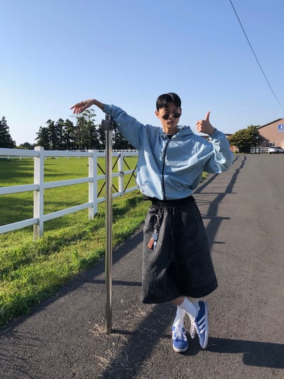 現代街頭 弧形卯釘 夏季風衣 連帽外套 - 3C19