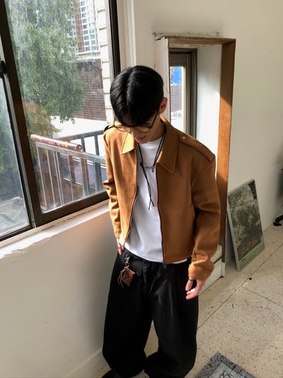 簡約幹練 絨面革 名牌質感 短版 神衣 夾克 - 2C11