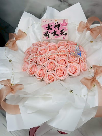 【現貨】粉金線愛心香氛花束4