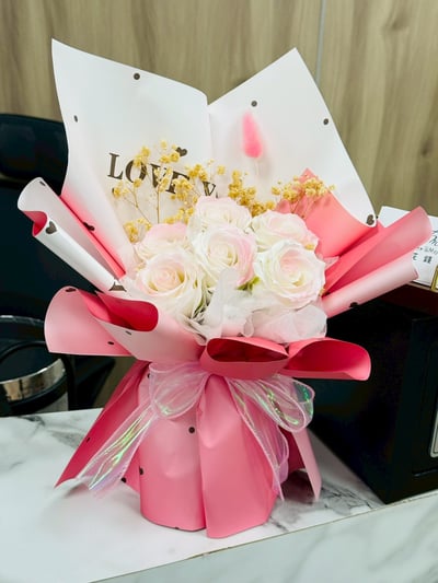 『現貨』玫瑰滿天星愛心包裝香氛永生花束4