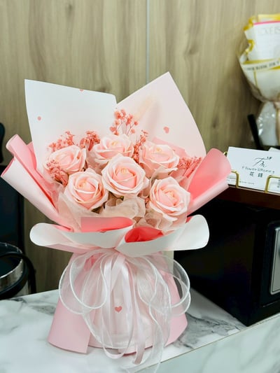 『現貨』玫瑰滿天星愛心包裝香氛永生花束5