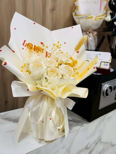 『現貨』玫瑰滿天星愛心包裝香氛永生花束2