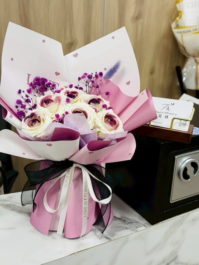 『現貨』玫瑰滿天星愛心包裝香氛永生花束3