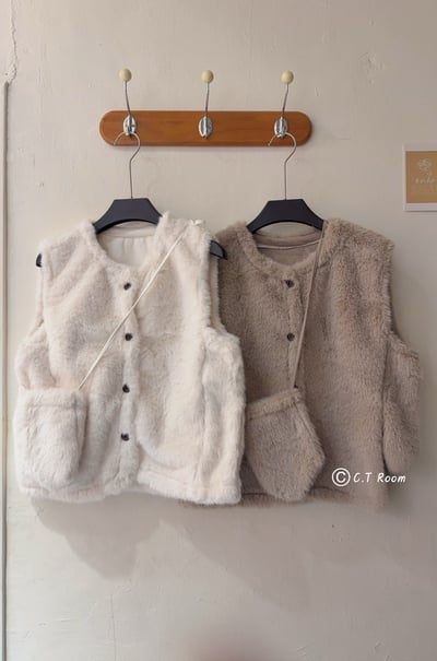 附包包 毛毛釦子背心2