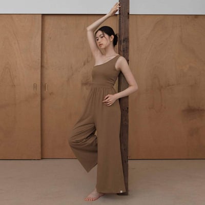 【熱銷】Dhyani 瑜珈單肩胸墊連身喇叭寬褲 咖啡拿鐵 CON056BRN