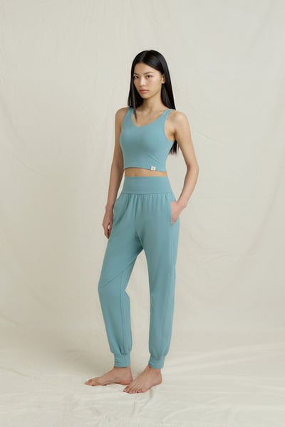 Front2line 輕彈棉 瑜珈修身款束腳寬褲 綠色7