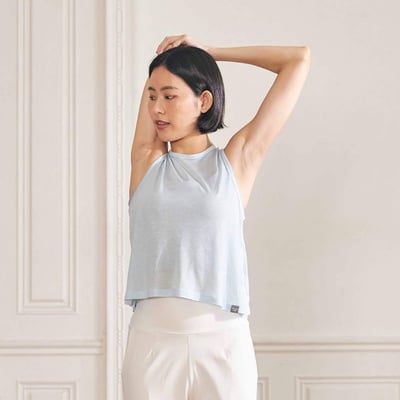 Grandeline 後背開口瑜珈無袖短罩衫 淺藍 NT828BLU1