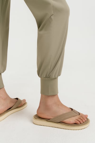 【7色】Front2line Micro Fresh 修身版束腳寬褲 淡卡其 各類運動適用5