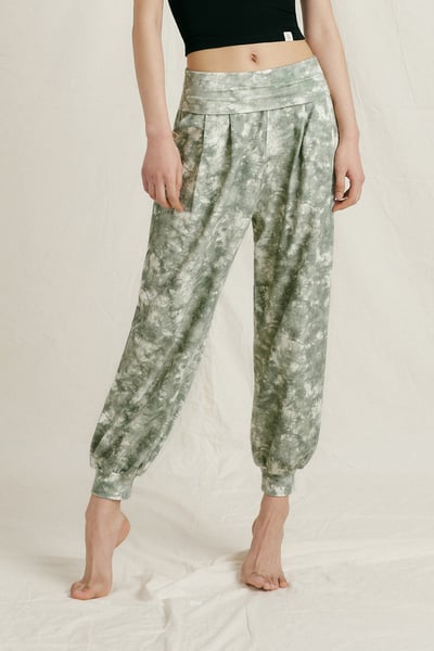 Front2line 輕彈棉 扎染寬鬆束腳褲 卡其綠5