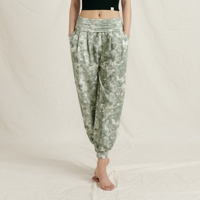 Front2line 輕彈棉 扎染寬鬆束腳褲 卡其綠1