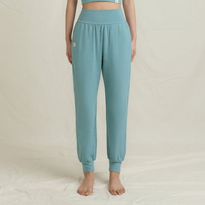 Front2line 輕彈棉 瑜珈修身款束腳寬褲 綠色1