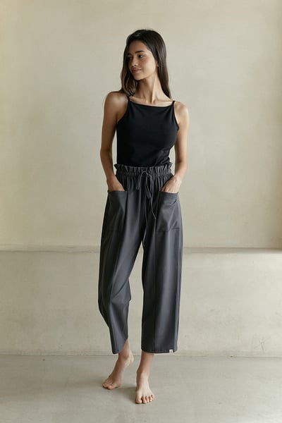 【熱銷】Dhyani 瑜珈寬鬆款口袋八分褲 深灰色 CON024CHC