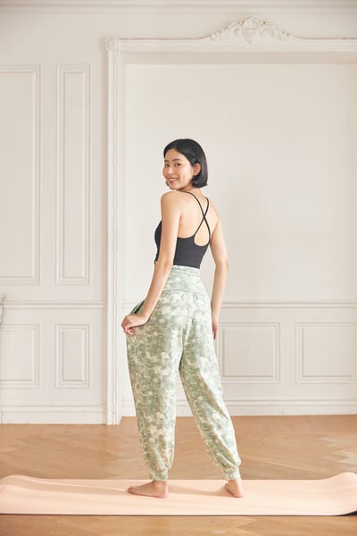 Front2line 輕彈棉 扎染寬鬆束腳褲 卡其綠3