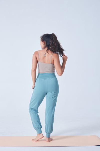 Front2line 輕彈棉 瑜珈修身款束腳寬褲 綠色3