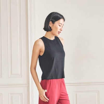 Grandeline 後背開口瑜珈無袖短罩衫 黑色 NT828BLK1