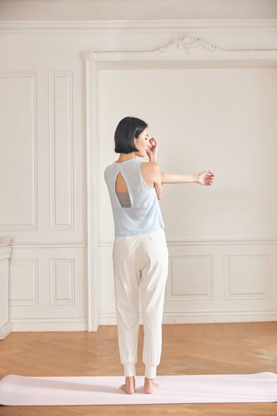Grandeline 後背開口瑜珈無袖短罩衫 淺藍 NT828BLU2